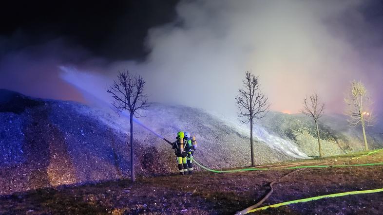 Požar na deponiji v Puconcih