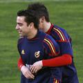 Xavi in Villa sproščena na zadnjem treningu pred tekmo s Češko. (Foto: Reuters)