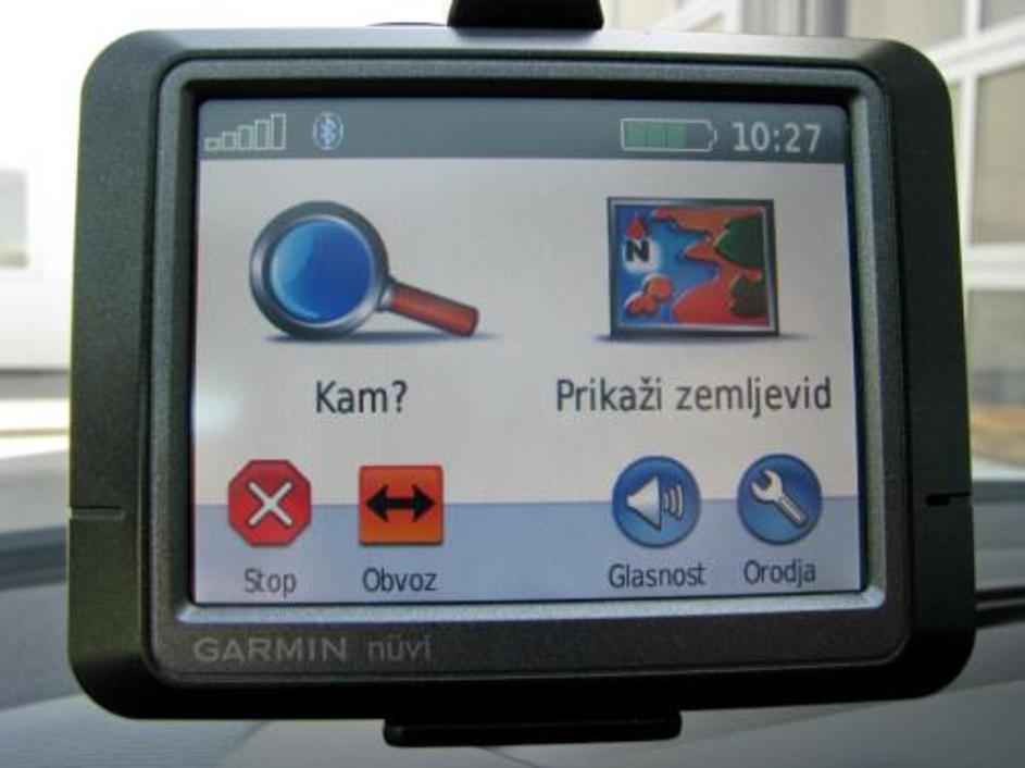 Med prednosti naprave sodi enostavnost rokovanja. Ko naprava ni priključena na 1