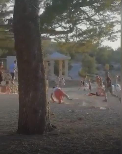 Makarska plaža sekira