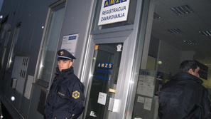 Policisti so preiskali prostore AMZS v Lescah. (Foto: Renata Škrjanc)