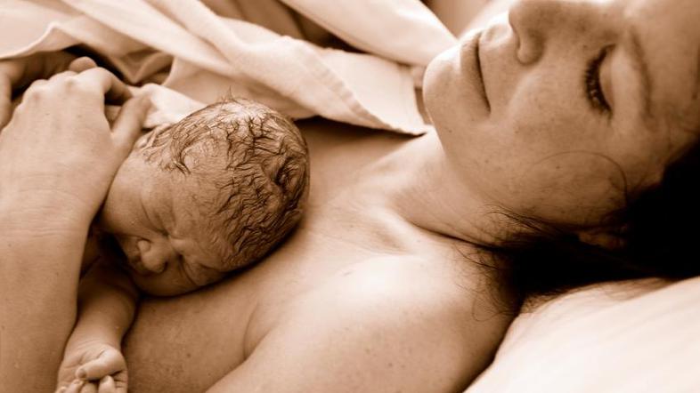 Po porodu otroka se popkovnica prereže, zdravniki pa jo potem na obeh koncih pri