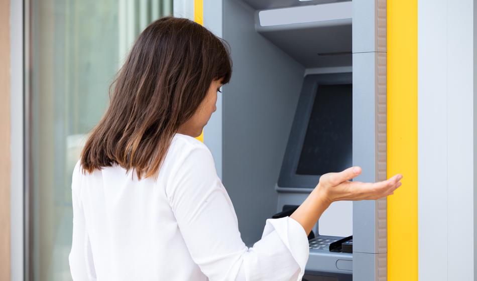 Šok, številni so ostali brez nakazila: Furs začel z zasegi socialne pomoči