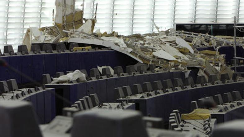 Odpadli strop v parlamentu bi v primeru polne dvorane lahko povzročil pravo trag