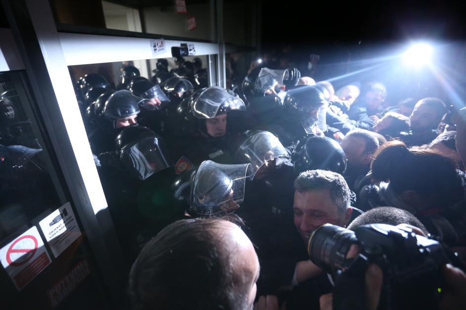 Protesti v Beogradu, protestniki vdrli v prostore nacionalne televizije