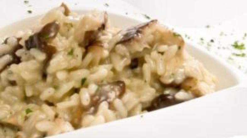 Da bo rižota bolj kremasta, na koncu dodajte košček masla.