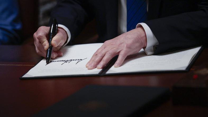 Donald Trump podpisuje dokument