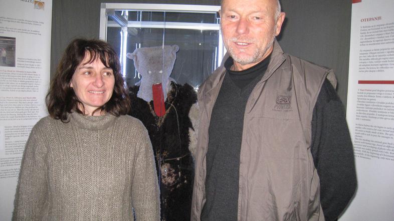 Mija Ogrin in Joža Mihelič med pripravo razstave o legendarnem fotografu Jaku Čo