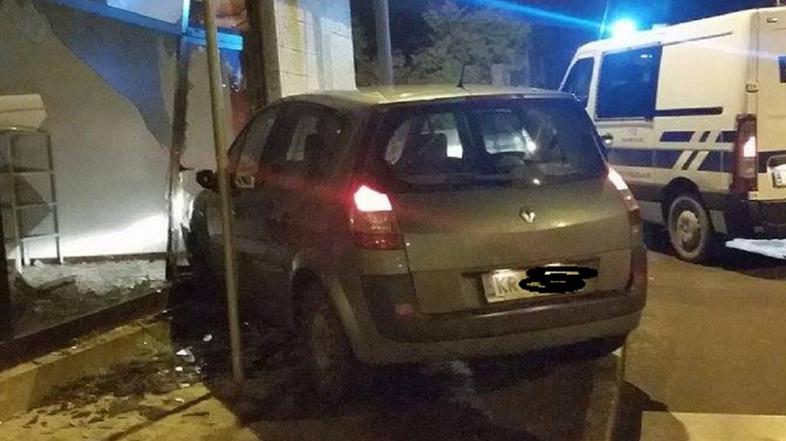 Nesreča, avto v pekarno