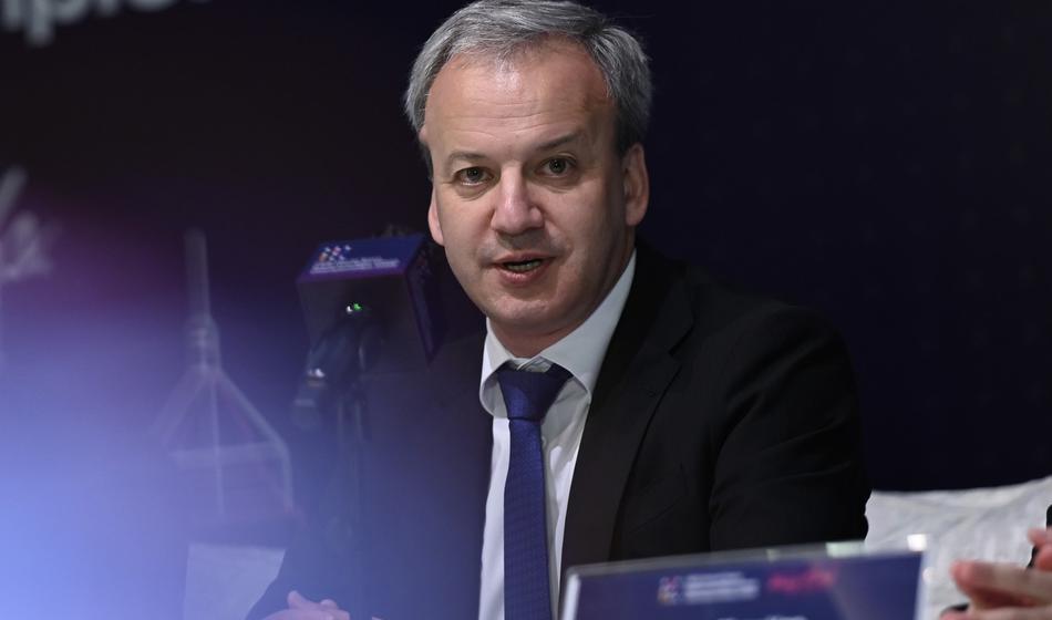 EU z vsemi topovi nad znanega funkcionarja, ta popustil pritisku