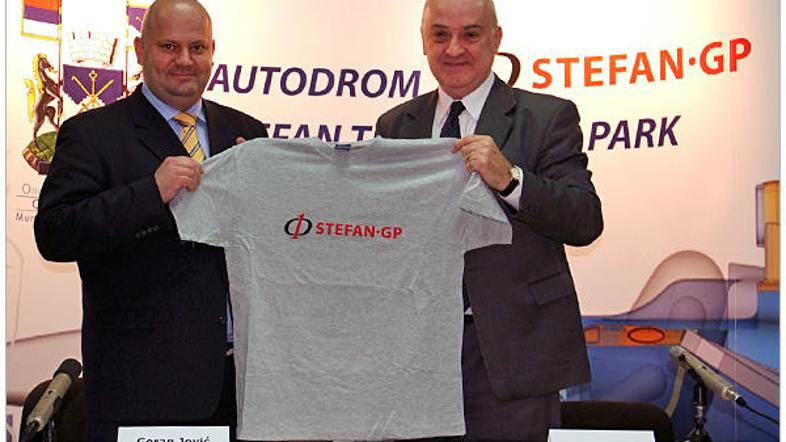 Župan Stare Pazove Jović in Stefanović po podpisu pogodbe. (Foto: stefangp.com)