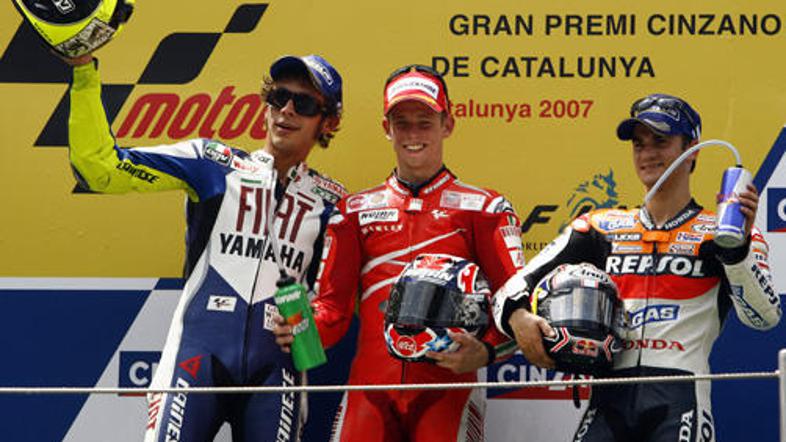 Prvi trije na lanski VN Katalonije: drugi Rossi, prvi Stoner in tretji Pedrosa.