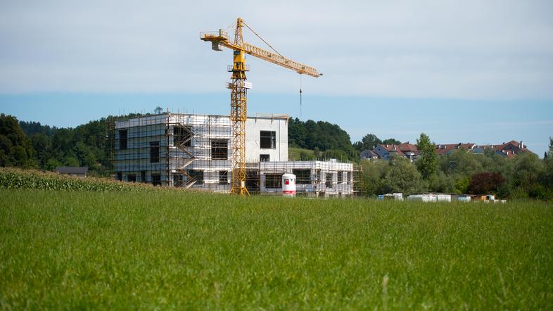 Gradnja šole Montessori v Podutiku.