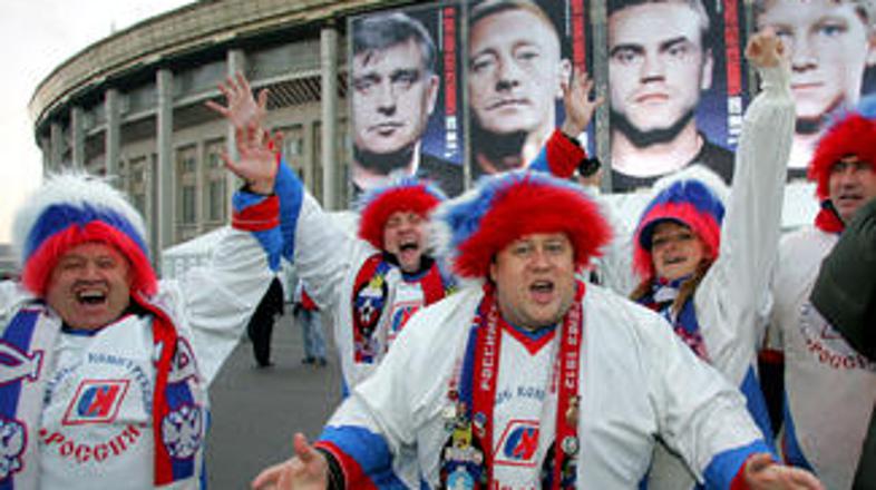 Ruski navijači pred stadionom Lužniki v Moskvi.