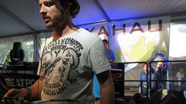 Lucianova glasba je široko spoštovana zaradi privlačnih melodij in barvitih vzor