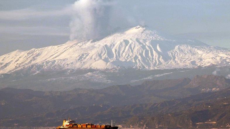 Ognjenik Etna v Italiji se je v začetku januarja 2012 znova prebudil.