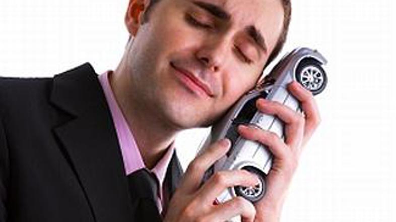 Navezanost na pločevino včasih ne pozna meja.