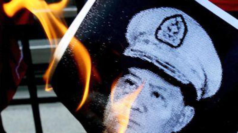 General Shwe vodi tričlanski zbor generalov, ki odloča o vsem v državi.