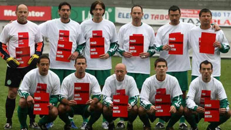 Igralci Olimpije Bežigrada so diskriminaciji pokazali rdeči karton. Ker verjamej