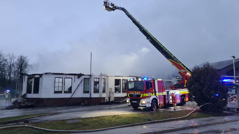 Gašenje velikega požara na Smledniški cesti v Kranju 11. februarja 2021.