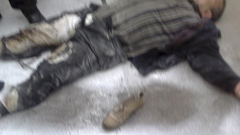 Včeraj se je zažgal lastnik neke restavracije Abdouh Abdel Moneim. (Foto: Reuter