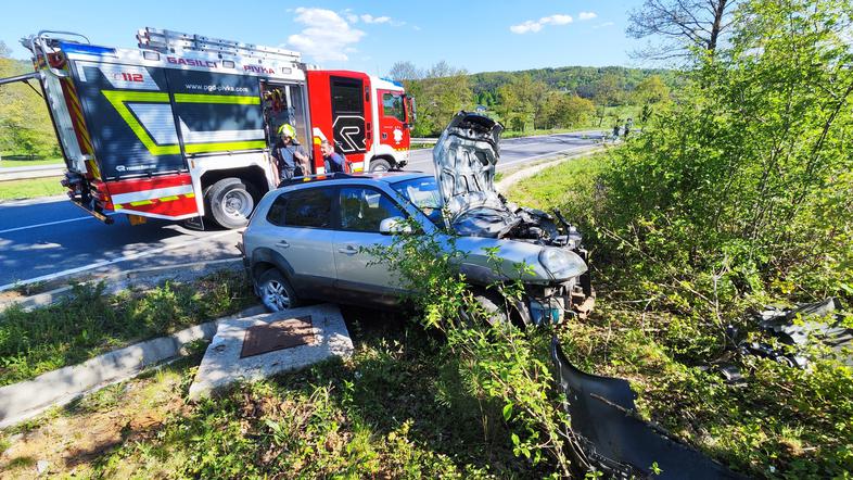 Prometna nesreča, avto v jarku
