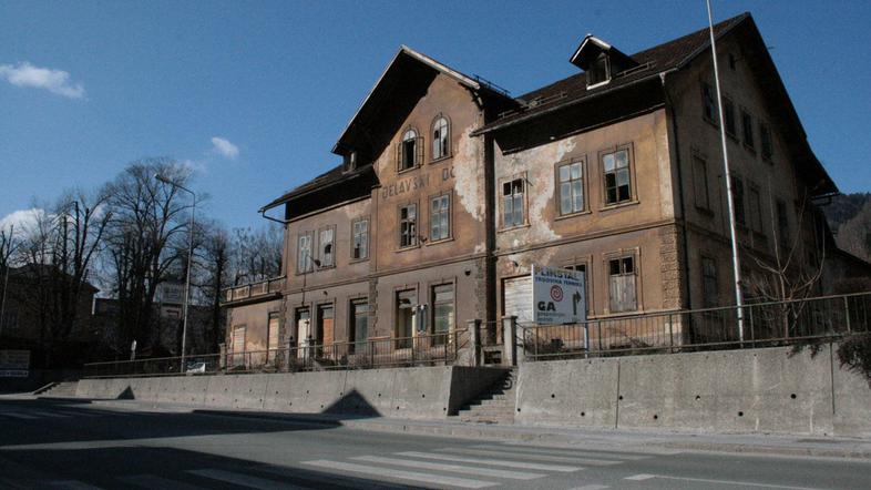 Kdaj bodo začeli obnavljati propadajoči delavski dom in kaj bo v njem, je odvisn