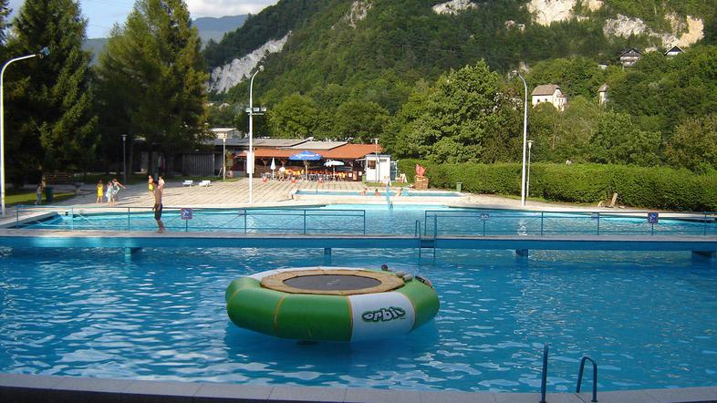 Na kopališču v Tržiču so že uredili okolico bazena ter pobarvali mali otroški ba