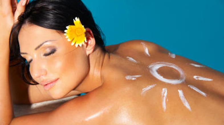 Sončna krema preprečuje nastanek gubic.