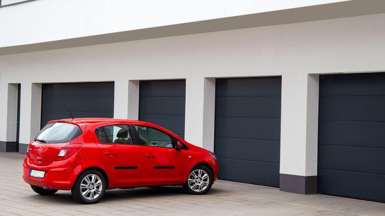 avto parkiran pred garažnimi vrati