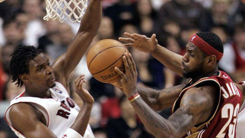 LeBron James (Cleveland) in Chris Bosh (Toronto) na obračunu v Air Canada Centru