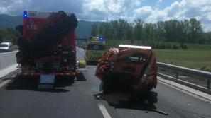 Prometna nesreča, kombi trčil v pregledniško vozilo Darsa