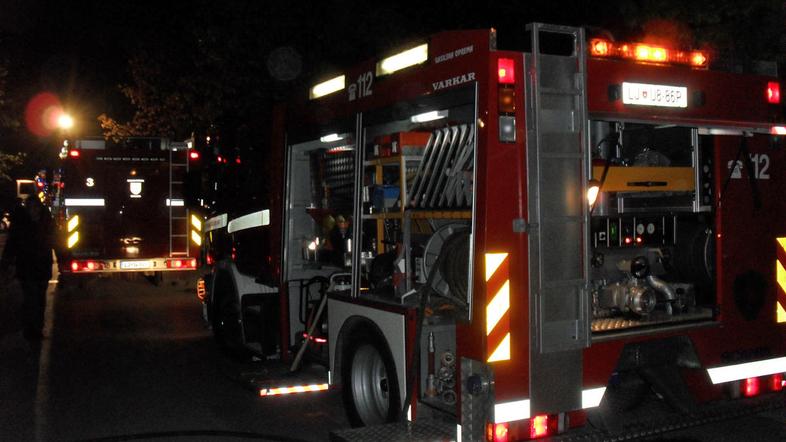 V požaru naj bi se po besedah bralca Mitja zastrupila mlajša oseba.(Foto: Bralec