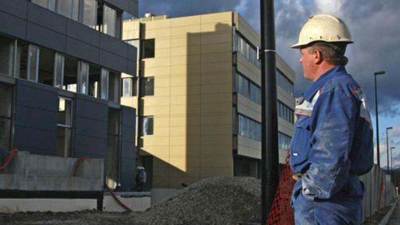 Delavcem v gradbeništvu ostaja vse manj dela. (Foto: IFP)