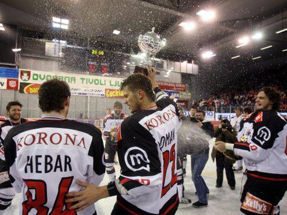Jeseničani so takole proslavili nov naslov državnega prvaka. Pravo slavje jih ča
