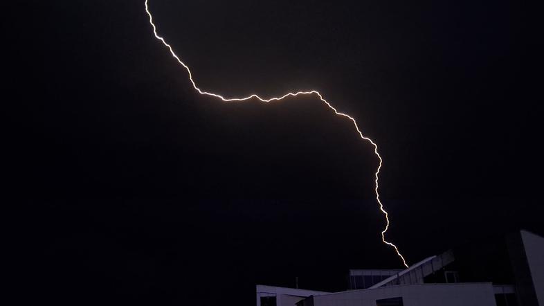 strela poletna nevihta udar strele