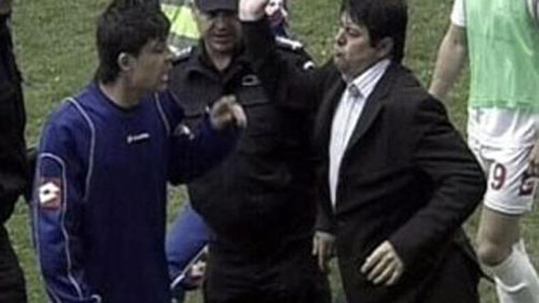 Predsednik je pred očmi policaja svojemu igralcu prisolil zaušnico.