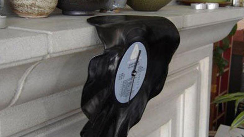 Ura, izdelana iz vinilne plošče