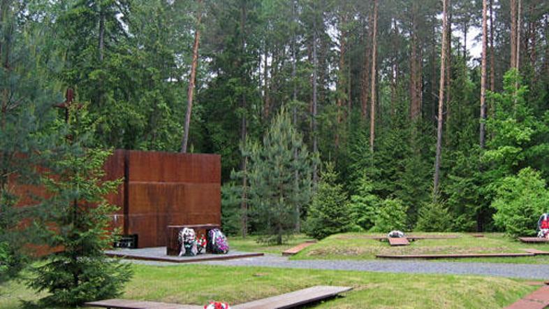 Leta 1940 je sovjetski NKVD na Stalinov ukaz v Katinskem gozdu pobil okoli 22 ti