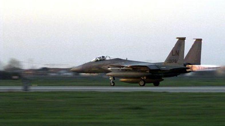 Natovo letalo F-15 leta 1999 med vzletom na akcijo proti ZRJ