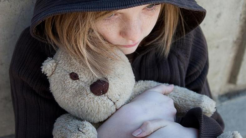 Otrok težko izrazi čustva ob izgubi. (Foto: iStockphoto)