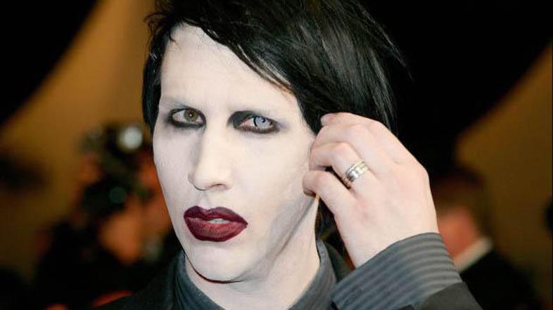 Marilyn se bo kopal s kačami.