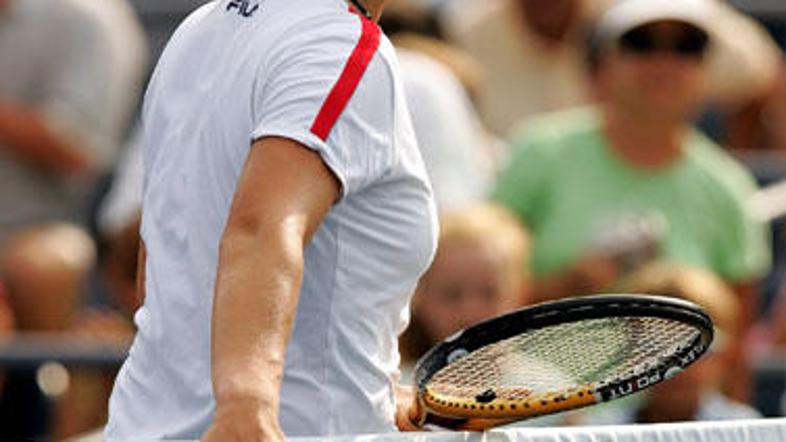 Svetlana Kuznetsova je morala zaradi pretegnjene trebušne mišice odpovedati dvob