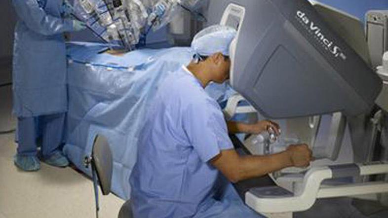 Trenutno se robotska kirurgija največ uporablja v urologiji in ginekologiji. (Fo