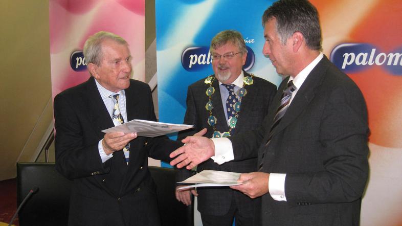 Blejski iznajditelj Peter Florjančič (levo) in Bojan Rajtmajer (desno) sta podpi