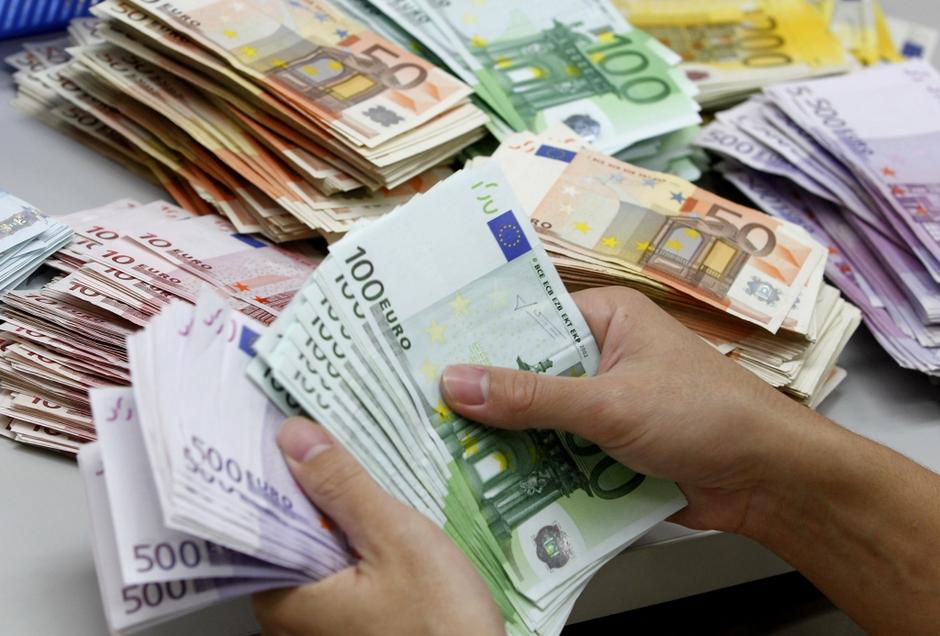 razno 08.05.13. denar, euro, stetje, bankovci, A bank employee counts Euro notes | Avtor: zurnal24.si