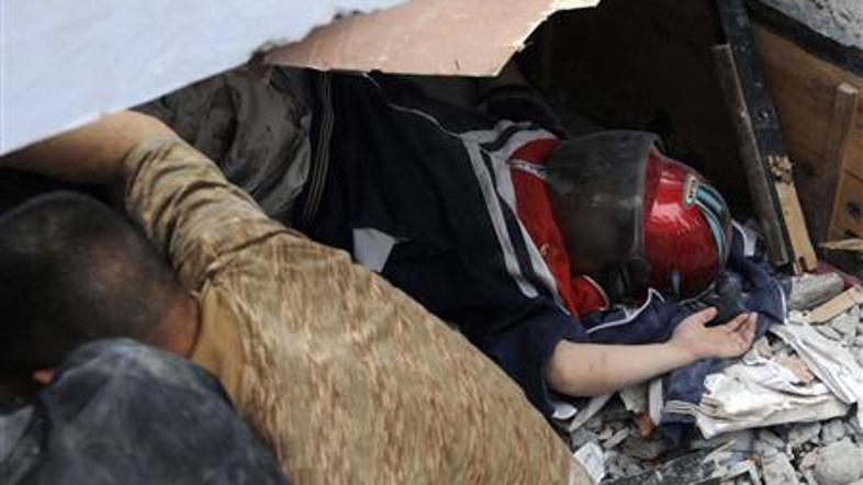 Število smrtnih žrtev uničujočega potresa, najmočnejšega v zadnjih 30 letih, bo 