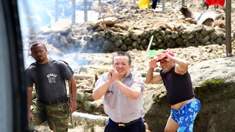 V vasici Hsiaolin so zemeljski plazovi pod seboj pokopali najmanj 390 ljudi.