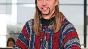 Friškovec meni, da pri svojem delu ni naletel na primere, kjer bi bila neka vers