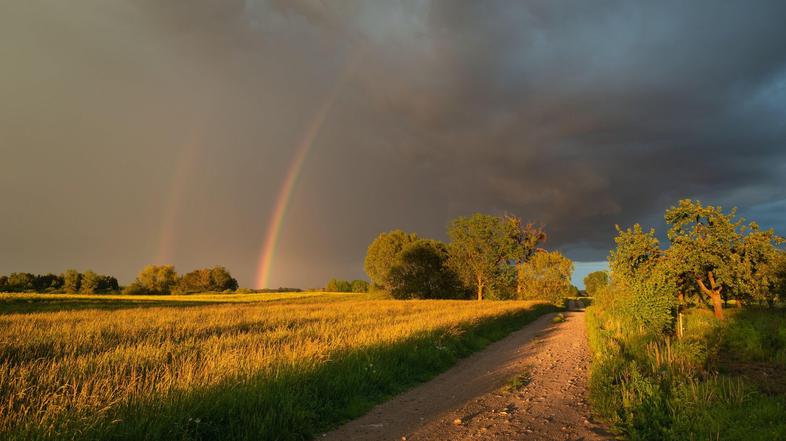 vreme pomlad dež sonce mavrica travnik